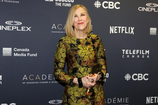 FILE PHOTO: Catherine O'Hara poses backstage with the award for best actress in a comedy for "Schitt's Creek" at the 7th annual Canadian Screen Awards in Toronto, Canada, March 31, 2019. REUTERS/Carlos Osorio
